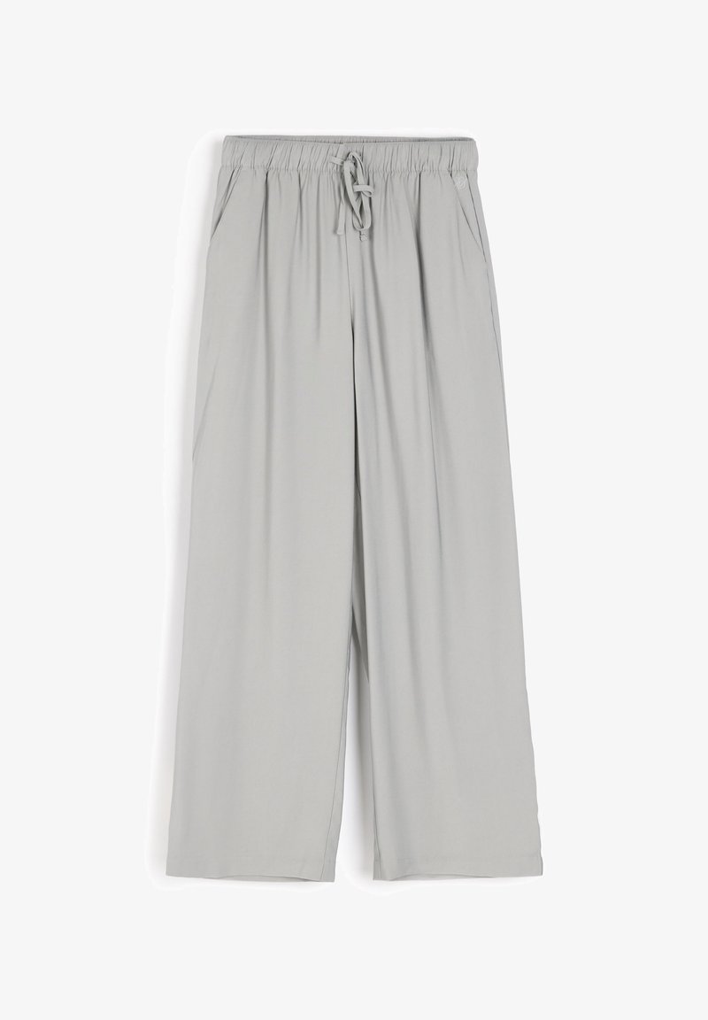 Jasnoszare kuloty wykonane z miękkiego, rozciągliwego materiału, z elastycznym paskiem w talii, regulowanym sznurkiem oraz kieszeniami bocznymi.