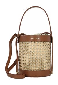 Sac seau avec un corps en rotin naturel tressé, des accents en cuir marron et une bandoulière réglable. Il présente un sommet à cordon de serrage et un marquage doré.