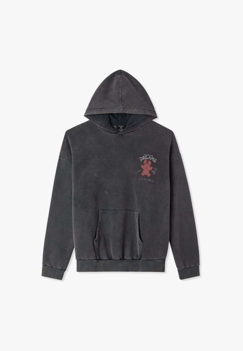 Ciemnoszara bluza z kapturem, z przednią kieszenią typu kangur i małym czerwonym rysunkowym bohaterem oraz napisem "Podążaj za swoimi marzeniami" na klatce piersiowej.