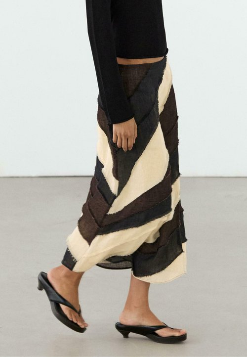 Never Fully Dressed JASPRE SKIRT - Maxi skirt - gold/gold-coloured -  Zalando.co.uk