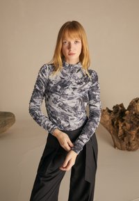 Zign Studio - CIRCULAR MODULAR 2-WAY-MESH LONG SLEEVES TOP
 - Tops ar garām piedurknēm - multi-coloured Miniatūras attēls 1