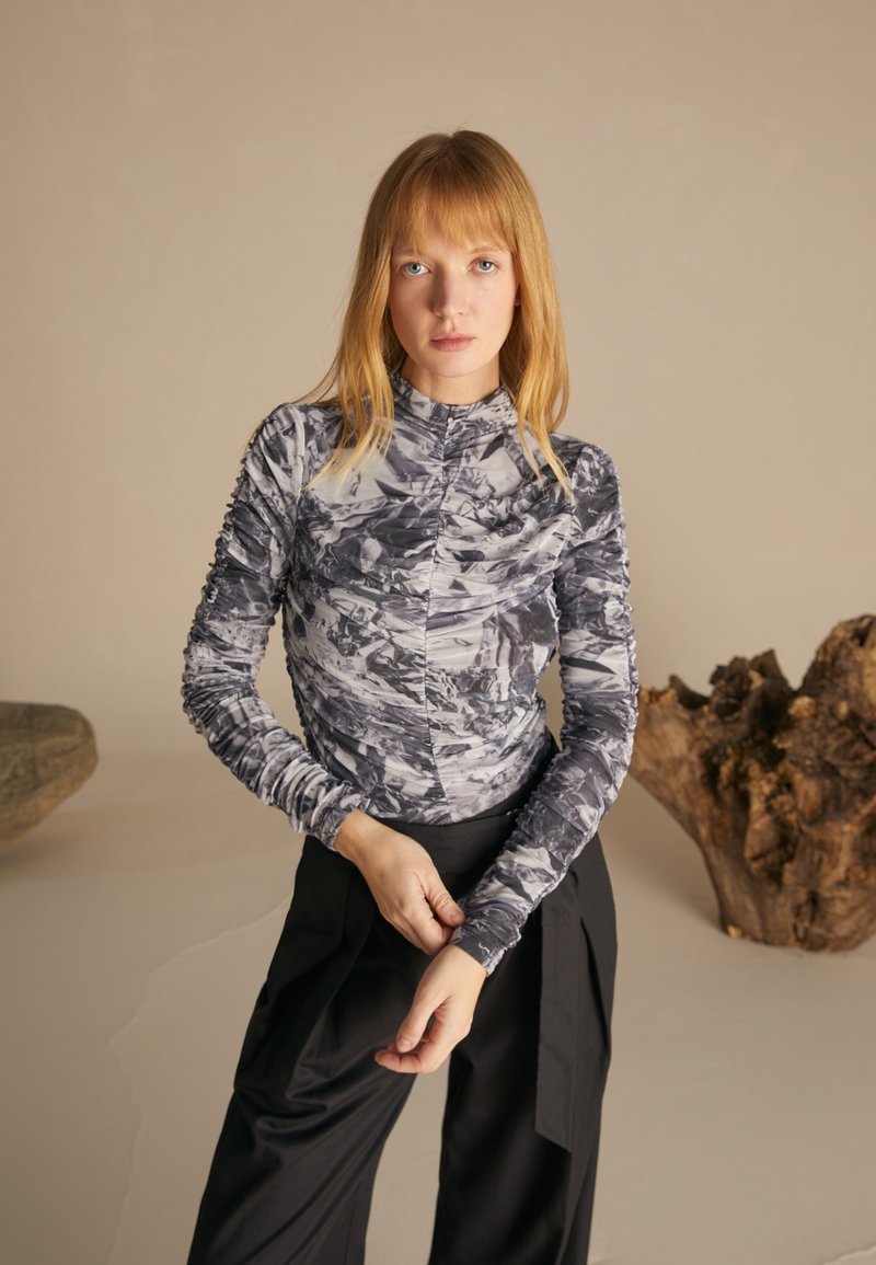 Zign Studio - CIRCULAR MODULAR 2-WAY-MESH LONG SLEEVES TOP
 - Long sleeved top - multi-coloured, Enlarge