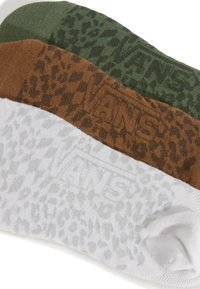 Tres pares de calcetines en verde oscuro, marrón y blanco, con un patrón de estampado de leopardo y el logo "VANS" en relieve en cada uno.