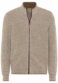 Beige Zip-Hoodie mit hohem Kragen, Stricktextur und kontrastierendem braunem Kragendetail. Mit schwarzem Reißverschluss und Lederzieher.