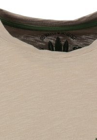Camisa beige de cuello redondo con detalles en color verde en el interior del cuello y un texto negro parcial junto a un gráfico de una tabla de surf en el interior del cuello.