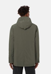 Veste imperméable vert foncé avec capuche, offrant une texture lisse, une coupe droite et des poignets réglables. La vue arrière montre des détails de design minimaux.