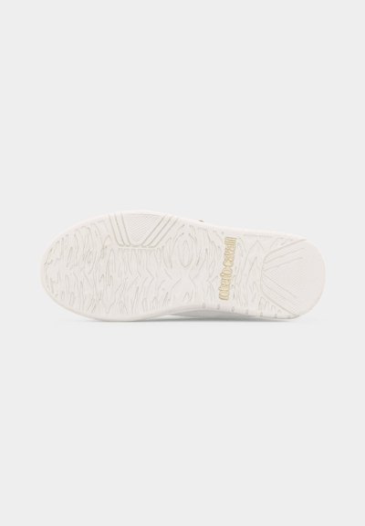 Λευκή σόλα παπουτσιού με υφή πέλματος και λογότυπο Roberto Cavalli ανάγλυφο κοντά στη φτέρνα σε απλό φωτεινό φόντο.