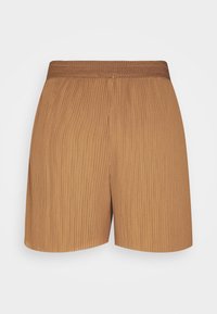 Shorts plissés marron en tissu texturé. Dotés d'une ceinture élastique tissée et de coutures latérales en biais. Conception à longueur standard.