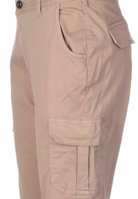 Beige cargobroek met zijzakken, gemaakt van katoen, met een ontspannen pasvorm, subtiele kreukels en gestikte accenten op de zakken.