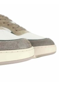 Sneakers con tomaia in pelle bianca, dettagli in pelle scamosciata grigia e suola in gomma beige. Presentano lacci piatti e cuciture a contrasto.