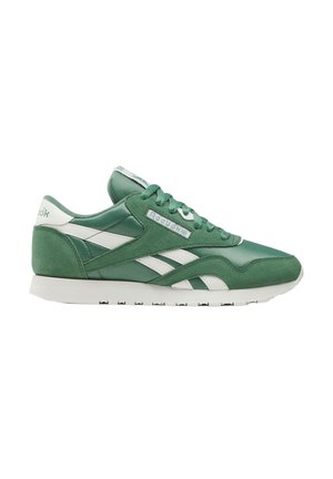 Zapatilla Reebok verde y blanca con cordones, suela blanca y logotipo clásico lateral, vista desde el perfil izquierdo sobre un fondo blanco.