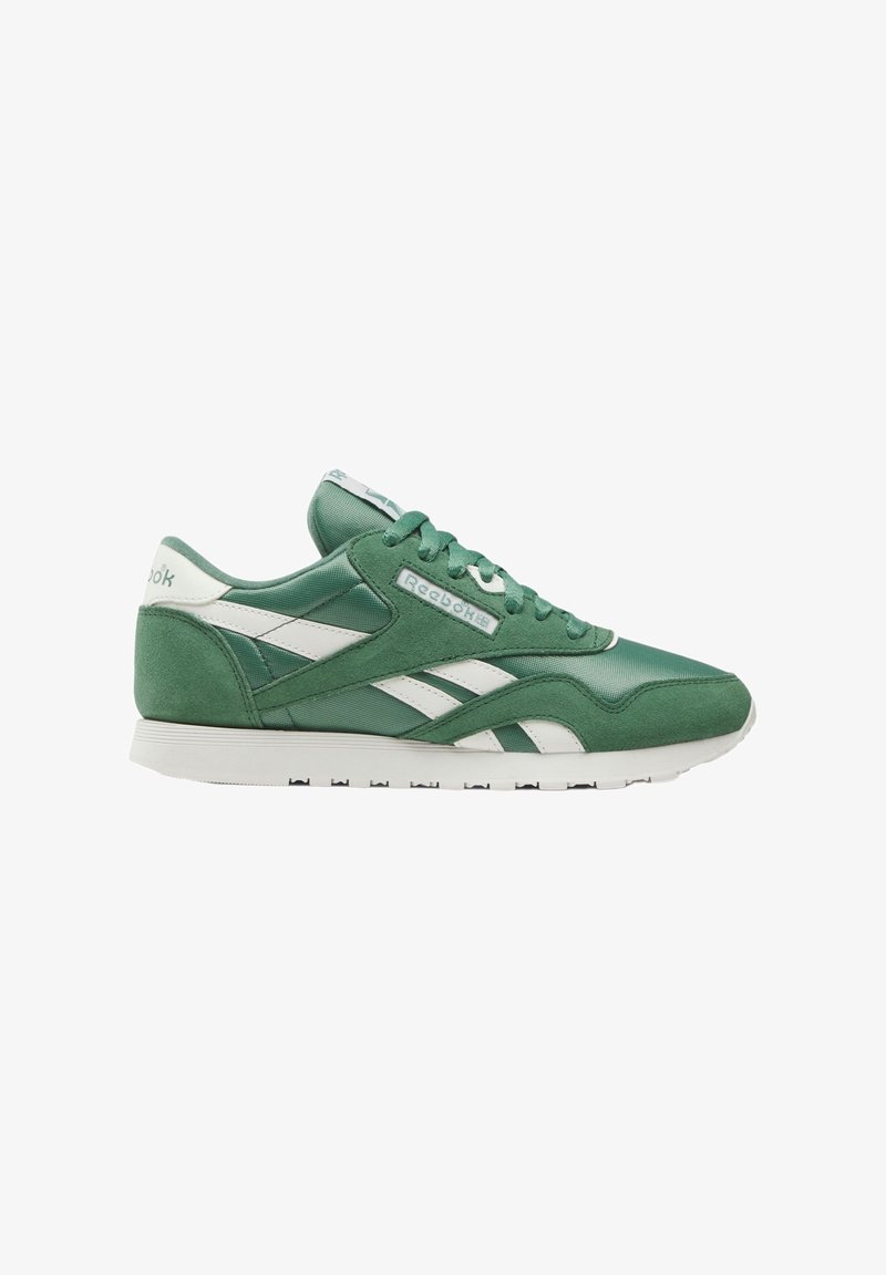 Baskets Reebok vertes et blanches avec lacets, semelle blanche et logo classique sur le côté, vues de profil gauche sur un fond blanc.