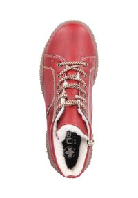 Rote Leder-Ankle Boots mit strukturierten Oberflächen, beigen Schnürsenkeln und einem weichen, weißen Fellfutter. Ausgestattet mit einer robusten Gummisohle und einem seitlichen Reißverschluss.