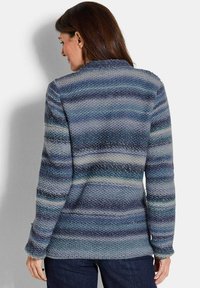 Strickjacke mit horizontalen blauen, grauen und weißen Streifen. Strukturiertes Gewebe mit Rundhalsausschnitt und langen Ärmeln. Strickmuster sichtbar.