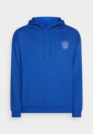 Sweat à capuche bleu avec poche avant et petit motif de soleil blanc sur le côté gauche de la poitrine.
