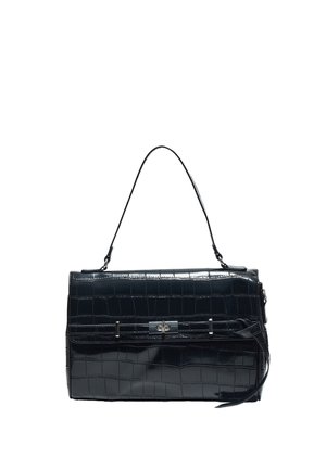 Sac à main noir brillant avec texture crocodile, forme rectangulaire, une courte bandoulière et une fermeture à boucle métallique à l'avant.