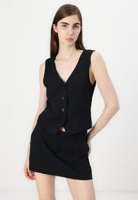Hollister Co. EMEA LONGER LENGTH VEST - Brezrokavnik - casual black