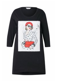 Schwarzes T-Shirt-Kleid mit Dreiviertelärmeln, das ein gepunktetes Grafikmotiv einer Frau in einem weißen Trenchcoat und einem roten Hut zeigt, die eine rote Clutch hält.