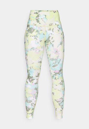Legginsy z wysokim stanem w wielobarwnym wzorze kamuflażu, z jasną zielenią, niebieskim, różowym i szarym odcieniem, wykonane z gładkiego, elastycznego materiału.