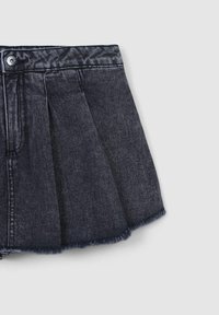 Shorts in denim grigio scuro con design plissettato, orlo sfilacciato e chiusura con bottone. Il tessuto ha una texture liscia e un taglio classico.
