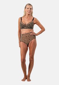 Bikini-Set im Leopardenmuster in Brauntönen, bestehend aus einem Bralette-Oberteil mit verstellbaren Trägern und einer hochgeschnittenen Unterhose. Weiche Stofftextur.