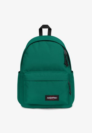 Sac à dos vert avec une texture en tissu lisse, sommet arrondi, poche avant, fermetures éclair noires et patch logo Eastpak. Conception simple et fonctionnelle.