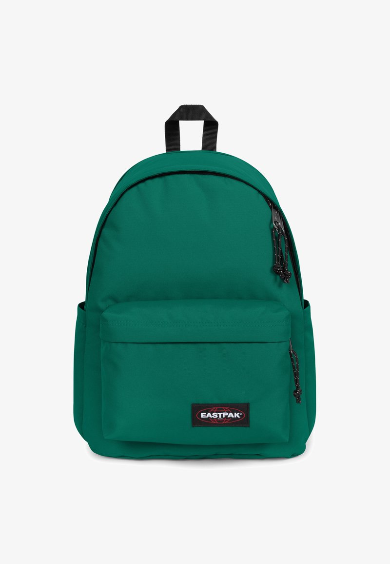 Sac à dos vert avec une texture en tissu lisse, sommet arrondi, poche avant, fermetures éclair noires et patch logo Eastpak. Conception simple et fonctionnelle.
