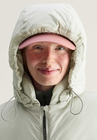 Helles grün kapuzenjacke mit einer pinken Mütze. Verfügt über einen hohen Kragen, Zugbänder und einen Frontreißverschluss. Glatte Textur, minimalistisches Design.