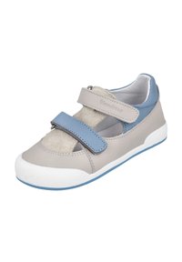 Zapato infantil gris y azul con una parte delantera de ante, tira de velcro y suela de goma. Presenta una punta redondeada y un interior acolchado.
