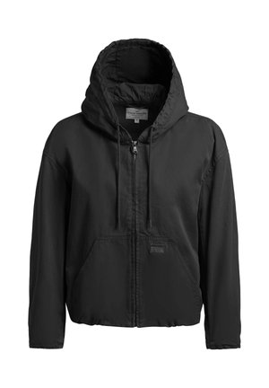 Czarna kurtka z kapturem zapinana na zamek, z troczkami i przednimi kieszeniami, z małą prostokątną naszywką z logo na lewej kieszeni.