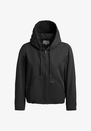 Čierna bunda na zips s kapucňou, šnúrkami a prednými vreckami, s malou obdĺžnikovou nášivkou s logom na ľavej strane vrecka.