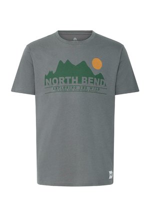 Tricou gri cu grafică de munte verde, soare portocaliu și textul „NORTH BEND EXPLORING THE WILD IS WHERE THE ADVENTURE BEGINS” pe față.