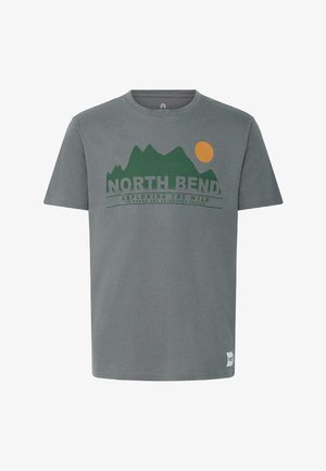 Graues T-Shirt mit grünem Bergmotiv, orangefarbener Sonne und dem Text "NORTH BEND EXPLORING THE WILD IS WHERE THE ADVENTURE BEGINS" auf der Vorderseite.