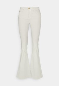 Vita utsvängda jeans med en åtsittande midja, knappstängning och två framfickor. Materialet har en mjuk textur och lätt stretch.