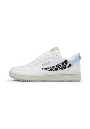 Vita lädersneakers med svarta och bruna leopardmönster som accent. Har ljusblå och krämfärgade detaljer, texturerad sula och varumärkeslogotyp.