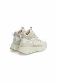 Sneakers con lacci in toni beige e grigi, caratterizzati da materiali in rete e camoscio, suole spesse e testurizzate, e un logo discreto sul retro.
