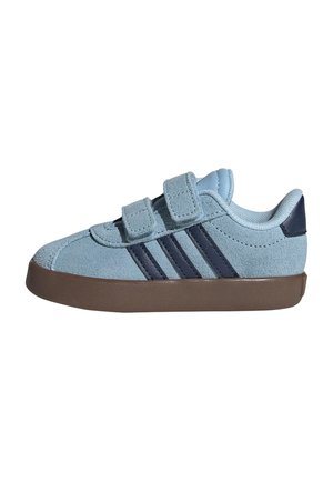 Jasnoniebieski zamszowy sneaker z dwoma rzemykami na rzepy, granatowymi paskami po bokach i brązową gumową podeszwą.