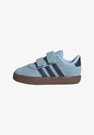 Jasnoniebieski zamszowy sneaker z dwoma rzemykami na rzepy, granatowymi paskami po bokach i brązową gumową podeszwą.