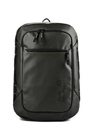 Mochila rectangular negra con dos bolsillos frontales con cremallera y logo de Jack Wolfskin en el bolsillo inferior derecho.