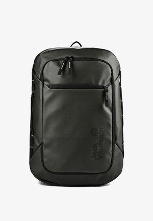 Mochila rectangular negra con dos bolsillos frontales con cremallera y logo de Jack Wolfskin en el bolsillo inferior derecho.