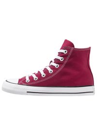 Hochhackige Turnschuhe aus kastanienbraunem Canvas mit weißen Schnürsenkeln, gummierter Zehenkappe und schwarz gestreifter Sohle. Klassische runde Form mit verstärkter Naht.