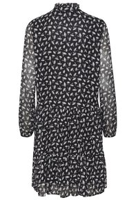 Robe noire avec un motif floral blanc, taille froncée, manches longues en tulle, et un col haut. Tissu léger et fluide avec un ourlet tieré.