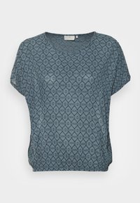Top de manga corta en azul verdoso con un estampado geométrico. Fabricado en una tela ligera, cuenta con un ajuste relajado y cuello redondo.