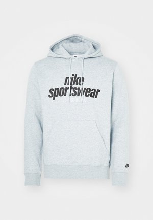Hoodie en coton gris avec une poche kangourou, capuche à cordon de serrage et un logo "Nike Sportswear" en noir. Détails en côte aux poignets et à l'ourlet.