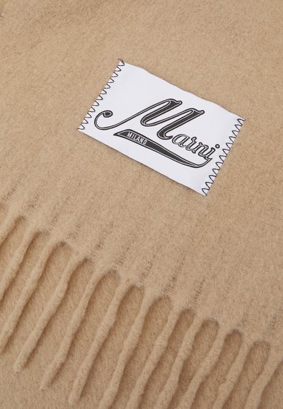 Beige uld tørklæde med et hvidt mærke med sort "Marni Milano" tekst, frynsede kanter og en blød, struktureret overflade.