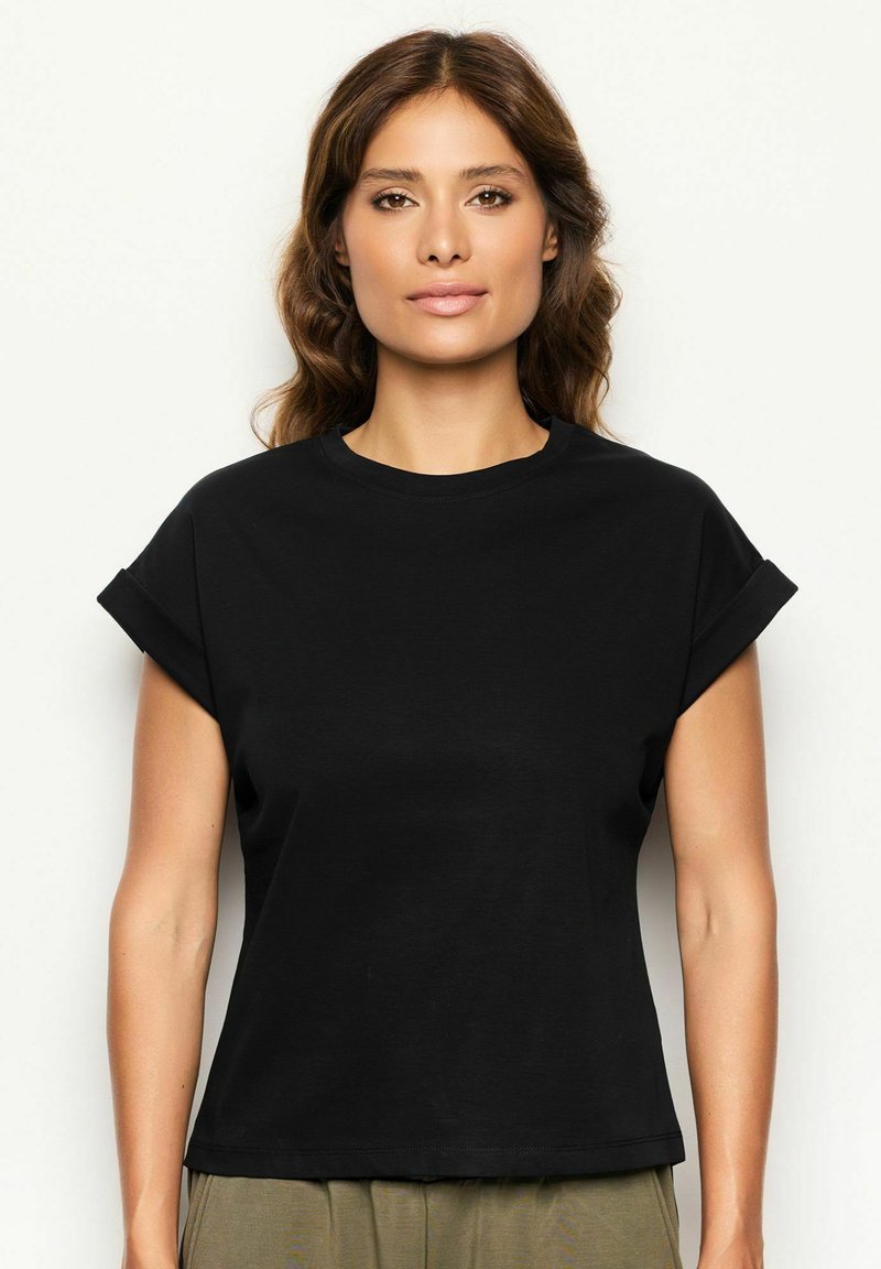 Sort t-shirt med korte ærmer i en afslappet pasform, rund halsudskæring og oprullede ærmer, lavet af glat stof.