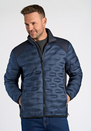 Marineblouson mit strukturiertem Muster, Reißverschluss, Stehkragen und Seitentaschen. Der Stoff hat eine glatte Oberfläche mit kontrastierenden Schulterakzenten.