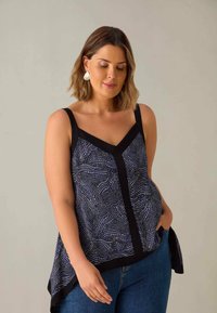 Mörkblå topp med vitt och blått vågmönster, svarta detaljer och en flödande nederkant. Lättviktsmaterial med tjocka axelband.