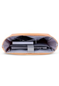 Narancssárga laptop tok szürke belsővel, párnázott aljjal, rugalmas pánttal a készülék rögzítésére és cipzáras zsebbe az kiegészítők számára.