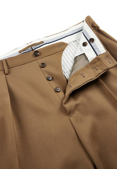 Braune maßgeschneiderte Hose mit glatter Textur, featuring einem Drei-Knopf-Verschluss und einem gestreiften Futter, das an der Taille sichtbar ist.